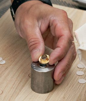 Segelduk: Lägg handelen av öljetten med kragen uppåt på den nedersta delen av slagverktyget. Segelduk: Lägg handelen av öljetten med kragen uppåt på den nedersta delen av slagverktyget.